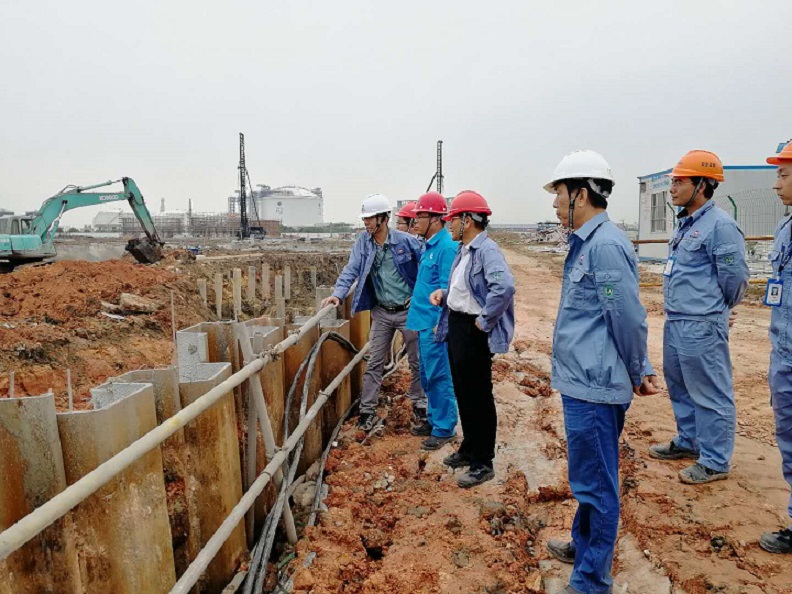 2018年4月23日，股份公司副總裁、科技公司總經(jīng)理李漢初檢查南區(qū)事故水池施工現(xiàn)場(chǎng).jpg
